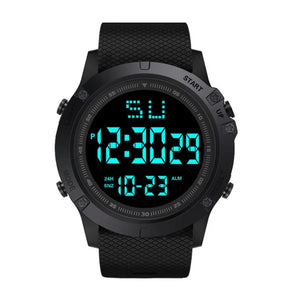 Schwarze digitale Sportuhr mit Silikonarmband, freigestellt vor weißem Hintergrund | Fashion Peak