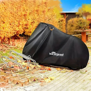 Schwarze wasserdichte Fahrradabdeckung auf Fahrradständer im herbstlichen Garten platziert | Fashion Peak