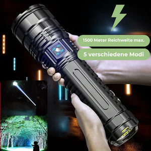 Schwarze LED-Taschenlampe in Hand gehalten, im Freien im Wald | Fashion Peak