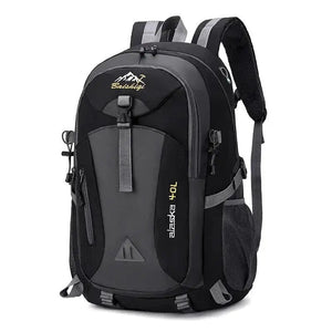 Schwarzer wasserdichter Rucksack mit grauen Akzenten, freistehend fotografiert | Fashion Peak