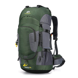Grüner Trekkingrucksack aus Nylon mit grauen Akzenten, freistehend fotografiert | Fashion Peak