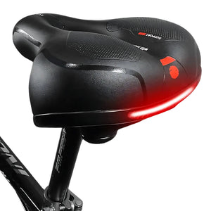 Schwarzer Fahrradsattel mit rotem Rücklicht, montiert auf Fahrradrahmen | Fashion Peak