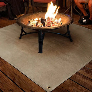 Beige feuerfeste Matte flach auf Holzterrasse unter brennender Feuerschale | Fashion Peak
