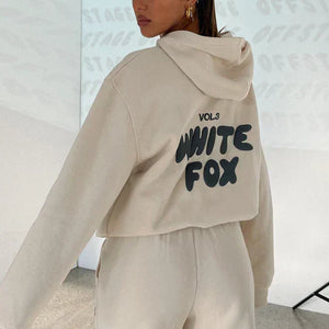 Cremefarbener Hoodie mit Jogginghose, getragen von Frau, Rückenansicht | Fashion Peak