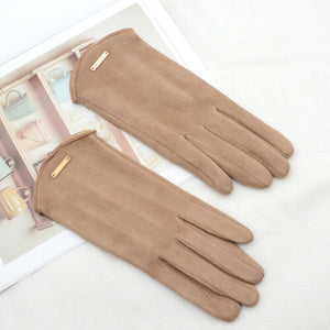 Beige Wildleder-Handschuhe mit goldenem Metallakzent, flach nebeneinander liegend | Fashion Peak