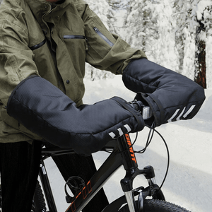 Schwarze wasserdichte Lenkerhandschuhe mit Reflexstreifen, am Fahrrad getragen im Schnee | Fashion Peak