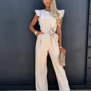 Beige Jumpsuit mit Volantärmeln, weites Bein, getragen von blonder Frau | Fashion Peak