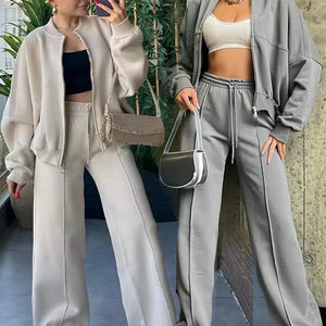 Zwei Frauen tragen beige und graue Jogginganzüge mit Reißverschlussjacken | Fashion Peak