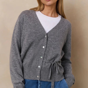 Graue Strickjacke mit Taillenbindegürtel und Knopfleiste, von Frau getragen | Fashion Peak