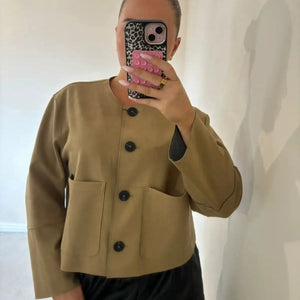 Beige kurze Blazerjacke mit großen Knöpfen, am Körper getragen | Fashion Peak