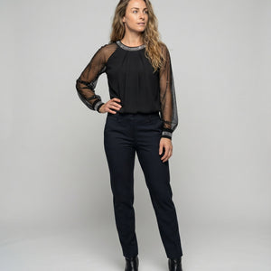 Frau trägt schwarze transparente Bluse mit dunkler Hose, Studiofoto | Fashion Peak