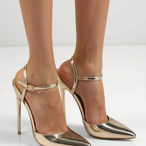 Goldene metallische Pumps mit spitzer Zehe, an Füßen getragen | Fashion Peak