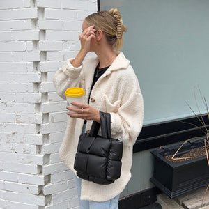 Schwarze gesteppte Shopper Tasche wird von Frau am Arm getragen | Fashion Peak