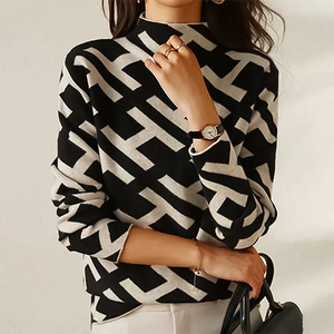 Schwarz-weißer Rollkragenpullover mit geometrischem Muster, von Frau getragen | Fashion Peak