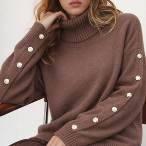 Braune Rollkragen-Strickpullover mit Zierknöpfen an den Ärmeln, von Frau getragen | Fashion Peak