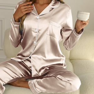 Champagnefarbener Satin-Pyjama mit Kontrastpaspel, getragen von sitzender Frau mit Kaffeetasse | Fashion Peak