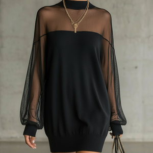 Schwarzes Minikleid mit transparenten Netzärmeln, getragen von einer Frau mit Goldkette | Fashion Peak
