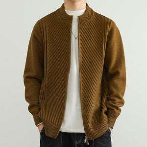 Braune gestrickte Strickjacke mit Reißverschluss, getragen von einem Mann, diagonales Muster | Fashion Peak