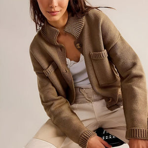 Braune Strickjacke mit Taschen und Knöpfen, getragen von lächelnder Frau | Fashion Peak