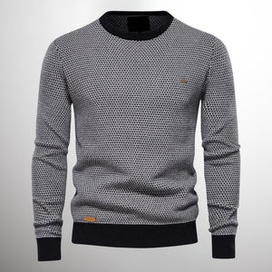 Grau-schwarzer strukturierter Strickpullover mit Rundhalsausschnitt auf Kleiderbügel | Fashion Peak