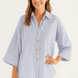 Lächelnde Frau trägt blau-weiß gestreifte Bluse mit weiten Ärmeln und Knopfleiste | Fashion Peak