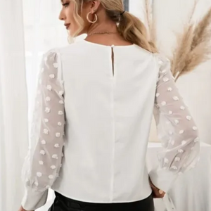 Weiße Bluse mit transparenten Mesh-Ärmeln, getragen von Frau mit Zopf | Fashion Peak