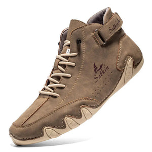 Beige-braune Lederstiefel mit Reißverschluss und Schnürung, freigestellt fotografiert | Fashion Peak