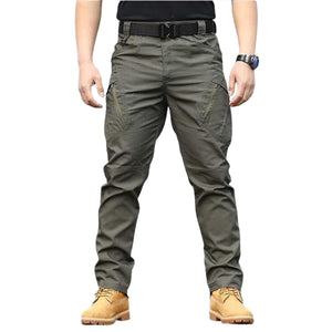 Olivgrüne Cargohose mit Taschen, getragen von einer Person mit braunen Stiefeln | Fashion Peak