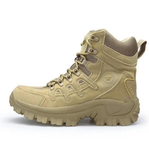 Beige taktischer Schnürstiefel mit Wildlederoptik und robuster Profilsohle, freigestellt | Fashion Peak