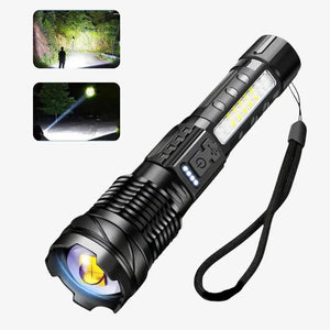 Schwarze taktische LED-Taschenlampe mit Zoomlinse und Trageschlaufe, freigestellt fotografiert | Fashion Peak