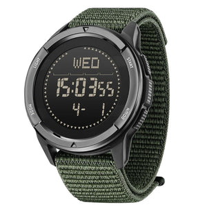 Digitale Herrenuhr mit schwarzem Gehäuse und grünem Nylonarmband, freigestellt fotografiert | Fashion Peak