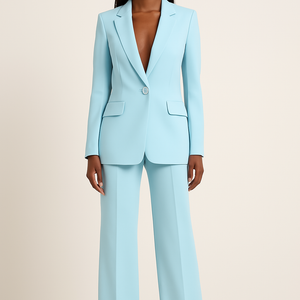 Hellblauer Blazer mit weiter Hose, Model trägt Anzug, offener Ausschnitt | Fashion Peak