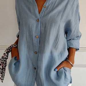 Hellblaue Hemdbluse mit Knopfleiste, getragen von Frau mit weißen Shorts | Fashion Peak