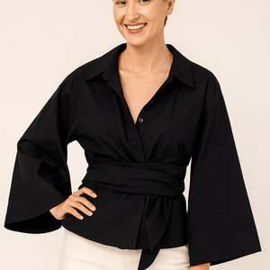 Schwarze Bluse mit Glockenärmeln und Taillengürtel, getragen von lächelnder Frau | Fashion Peak
