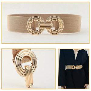 Beiger elastischer Taillengürtel mit goldener Doppelring-Schnalle, flach und getragen gezeigt | Fashion Peak