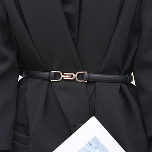 Schwarzer schmaler PU-Ledergürtel mit goldener Schnalle, um Blazer getragen | Fashion Peak