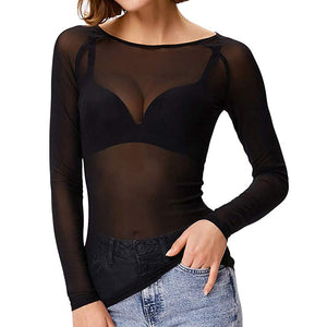 Schwarzes durchsichtiges Mesh-Langarmtop, von Frau getragen, mit Jeans kombiniert | Fashion Peak