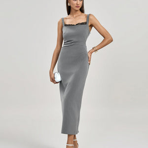 Graues ärmelloses Bodycon-Midikleid mit Spitzenbesatz, getragen von einer Frau | Fashion Peak