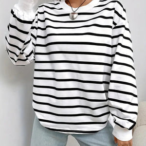 Schwarz-weiß gestreiftes Sweatshirt, locker geschnitten, von Frau getragen | Fashion Peak