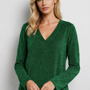 Grüne glitzernde Bluse mit V-Ausschnitt, langen Ärmeln, getragen von blonder Frau | Fashion Peak