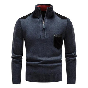 Dunkelblauer Strickpullover mit Viertel-Reißverschluss, Stehkragen und Brusttasche, an Person | Fashion Peak