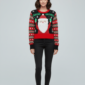Frau trägt roten Strickpullover mit Weihnachtsmann-Motiv und schwarzer Hose | Fashion Peak