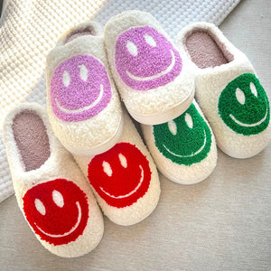 Flauschige Hausschuhe mit Smiley-Motiv in Lila, Rot und Grün, flach liegend | Fashion Peak