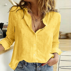 Gelbe langärmelige Bluse mit Kragen, getragen von einer Frau, Jeanshose | Fashion Peak