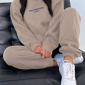 Beige Hoodie und Jogginghose Set, getragen von einer sitzenden Frau, Sneaker | Fashion Peak