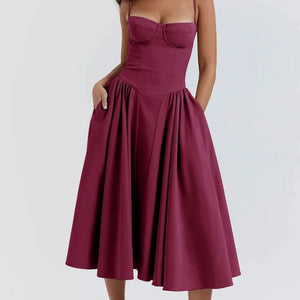 Getragenes weinrotes Cocktailkleid mit Korsett-Oberteil und weitem Midirock, mit Taschen | Fashion Peak