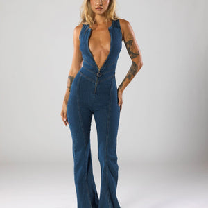 Ärmelloser blauer Jeans-Overall mit tiefem Ausschnitt, von Frau getragen | Fashion Peak