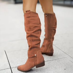 Kniehohe braune Wildlederstiefel mit Absatz, getragen von einer Frau auf Straße | Fashion Peak