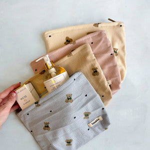 Vier Kosmetiktaschen aus Cord mit Teddy-Print in Beige, Rosa, Grau | Fashion Peak