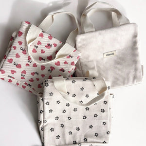 Drei Cordtaschen mit Herz, Blumen und Streifen Muster, flach liegend | Fashion Peak